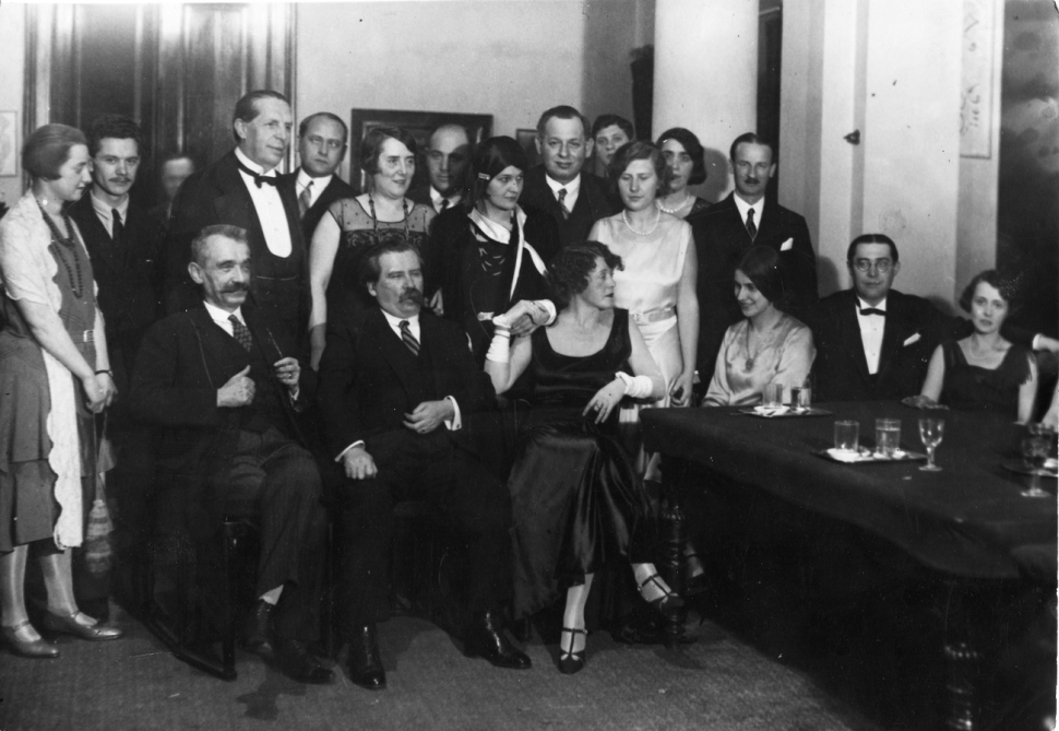 József Attila az Otthon Kör eseményén magyar költőkkel, írókkal 1930-ban