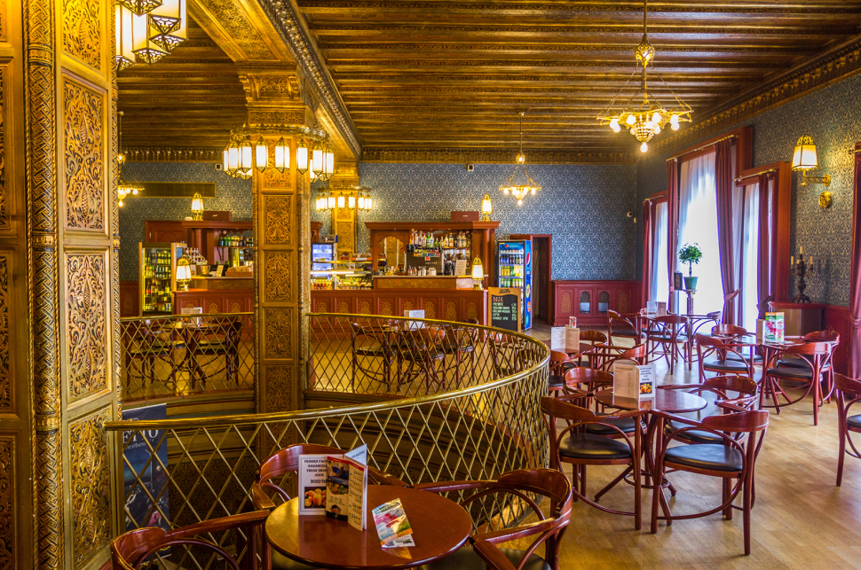 Az Uránia mozi emeleti kávézója szépségében vetekszik a régi, budapesti irodalmi kávéházakéval