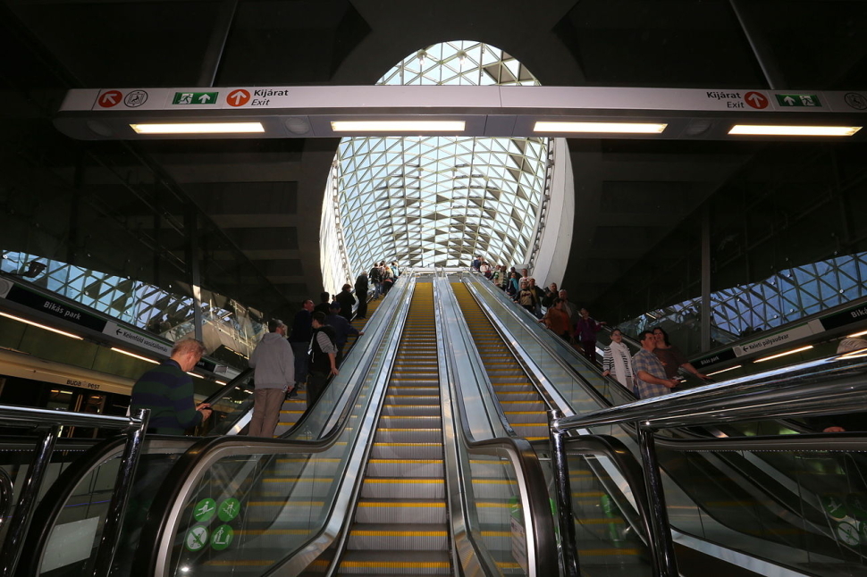 A Bikás park metróállomás épülete Thaler Tamás fotóján