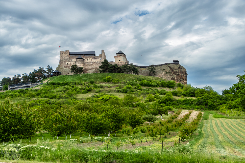 A boldogkői vár a Bodókő nevű sziklán áll