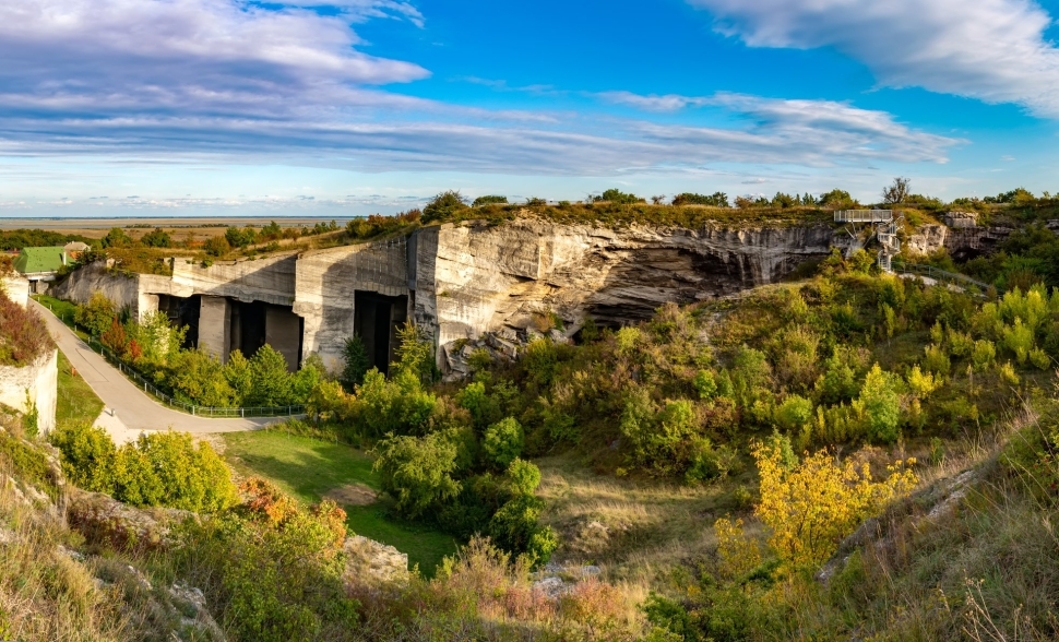 Fertőrákosi kőfejtő látképe: a jellegzetes, világos mészkőfalak és a tágas, teraszosan kialakított bányatér a Fertő-táj különleges természeti- és ipartörténeti emlékhelyén.