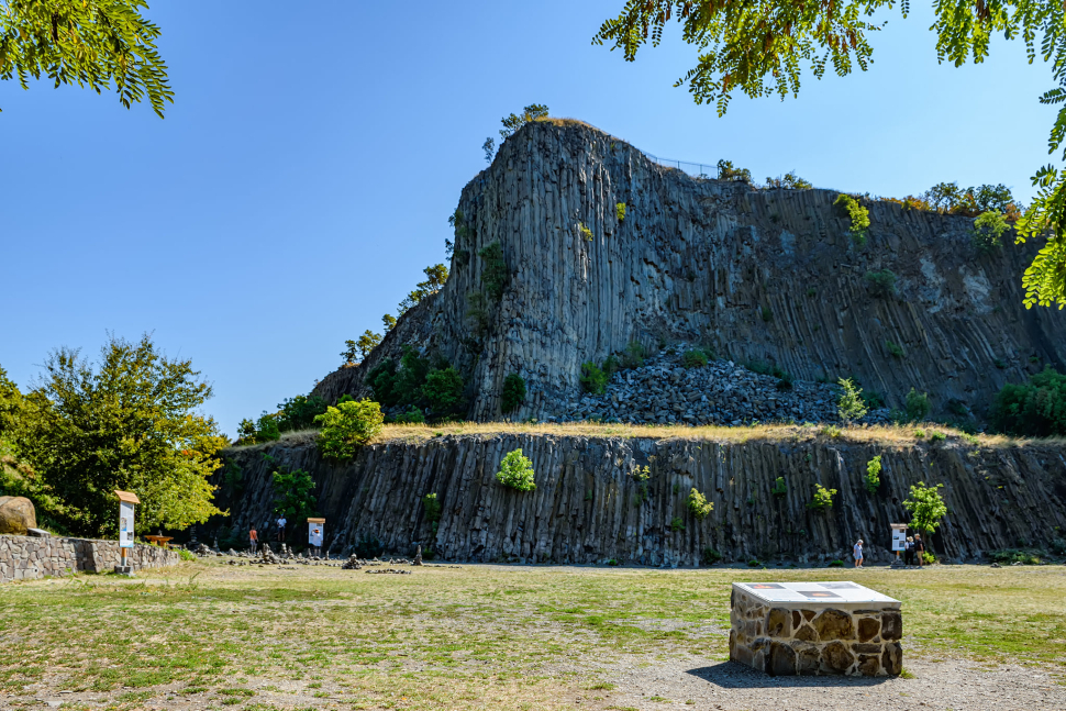 A Hegyestű (vagy Hegyes-tű) egy tanúhegy a Balaton-felvidéken, a Káli-medence keleti peremén