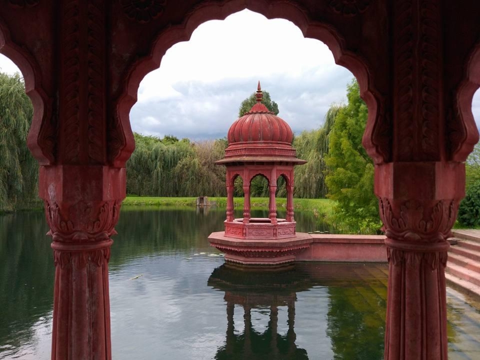 A somogyvámosi Krisna-völgy egy békés, ökológiai szemléletű spirituális közösség és látogatóközpont, ahol templom, botanikus kert, farm és vegetáriánus konyha is várja az érdeklődőket.