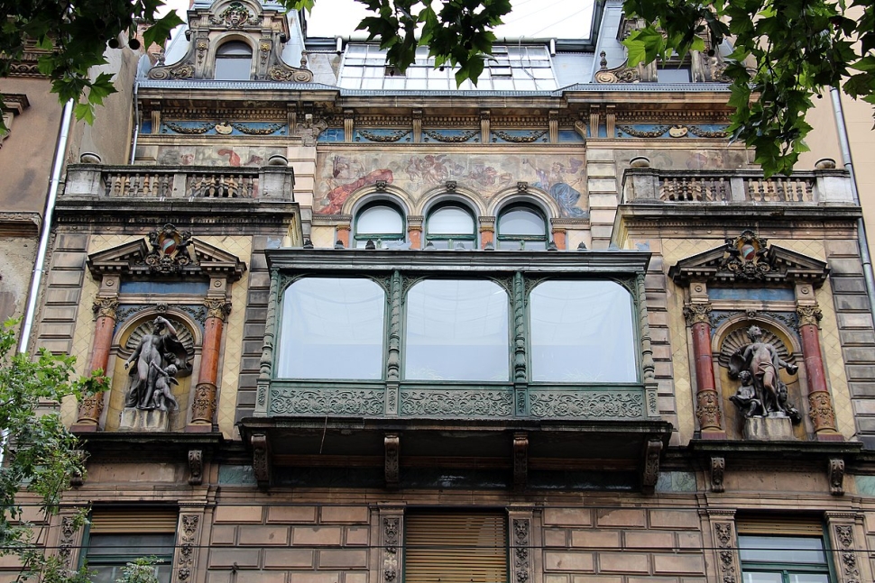 A Nagymező utcai ház Mai Manó császári és királyi udvari fényképészé volt.