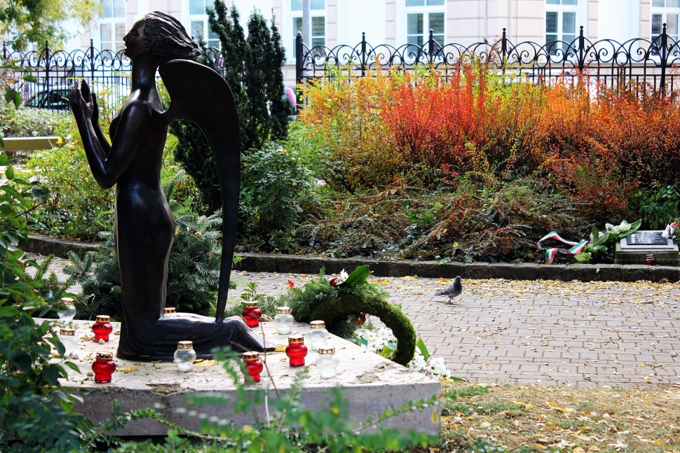 A Rózsák terén az Árpádházi Szent Erzsébet plébániatemplom kertjében látható a Térdeplő angyal szobra, amelyet Márai Sándor 1956 karácsonyán született verse ihletett
