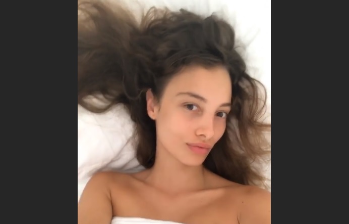 félmeztelen fiatal modellek