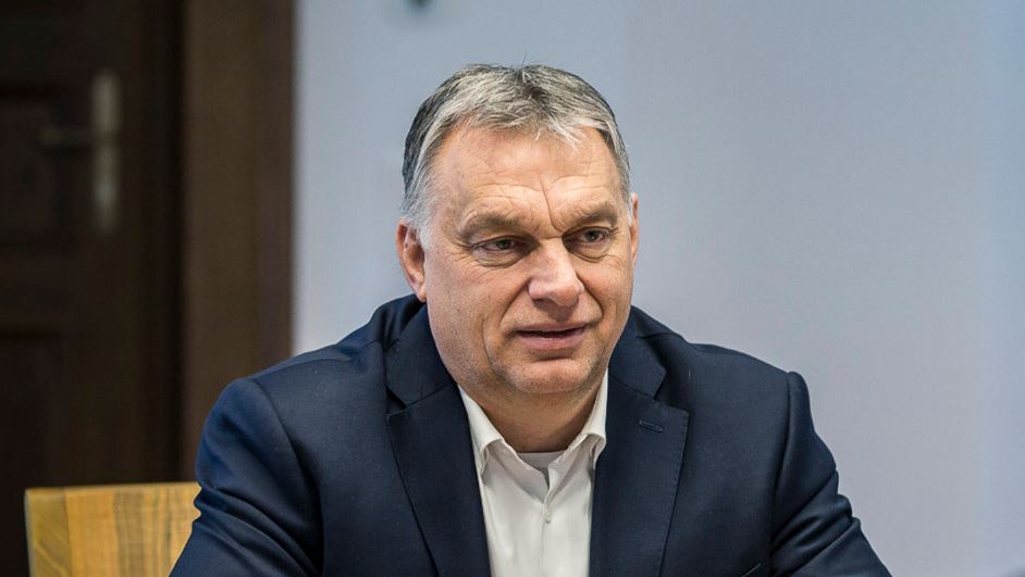 idősebb lány randi egy junior fiú