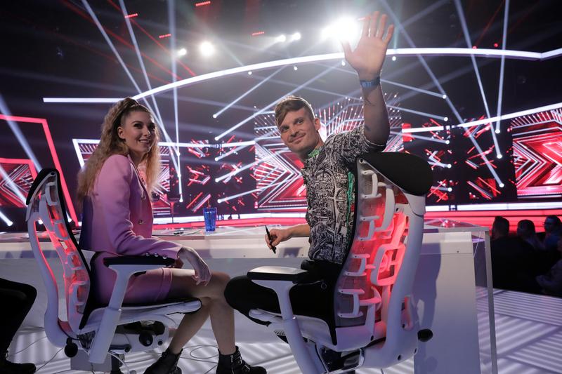 A Mentorhazban Lobbant Langra Puskas Peti Es Dallos Bogi Szerelme Szmo Hu