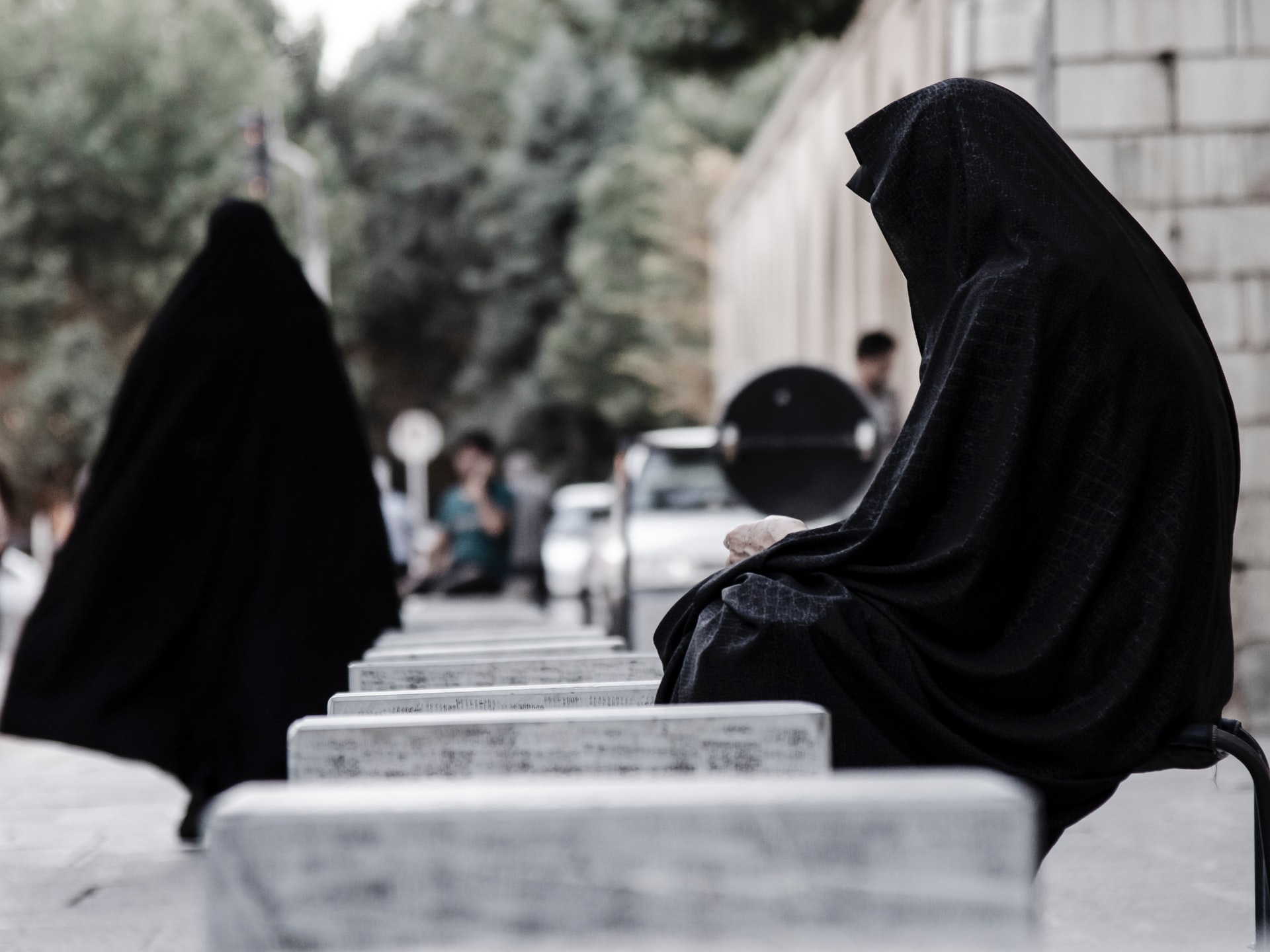 Hát, már itt tartunk: cenzúrázta Irán a női asszisztenst
