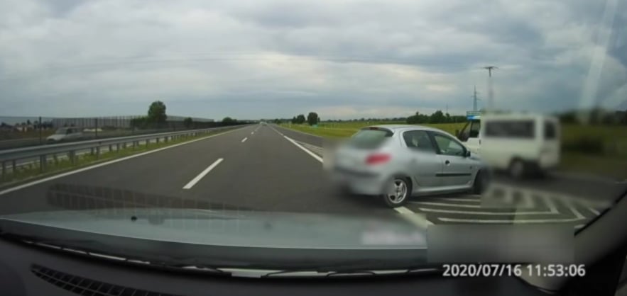 Videón, ahogy két autós fordítja vissza a forgalommal ...