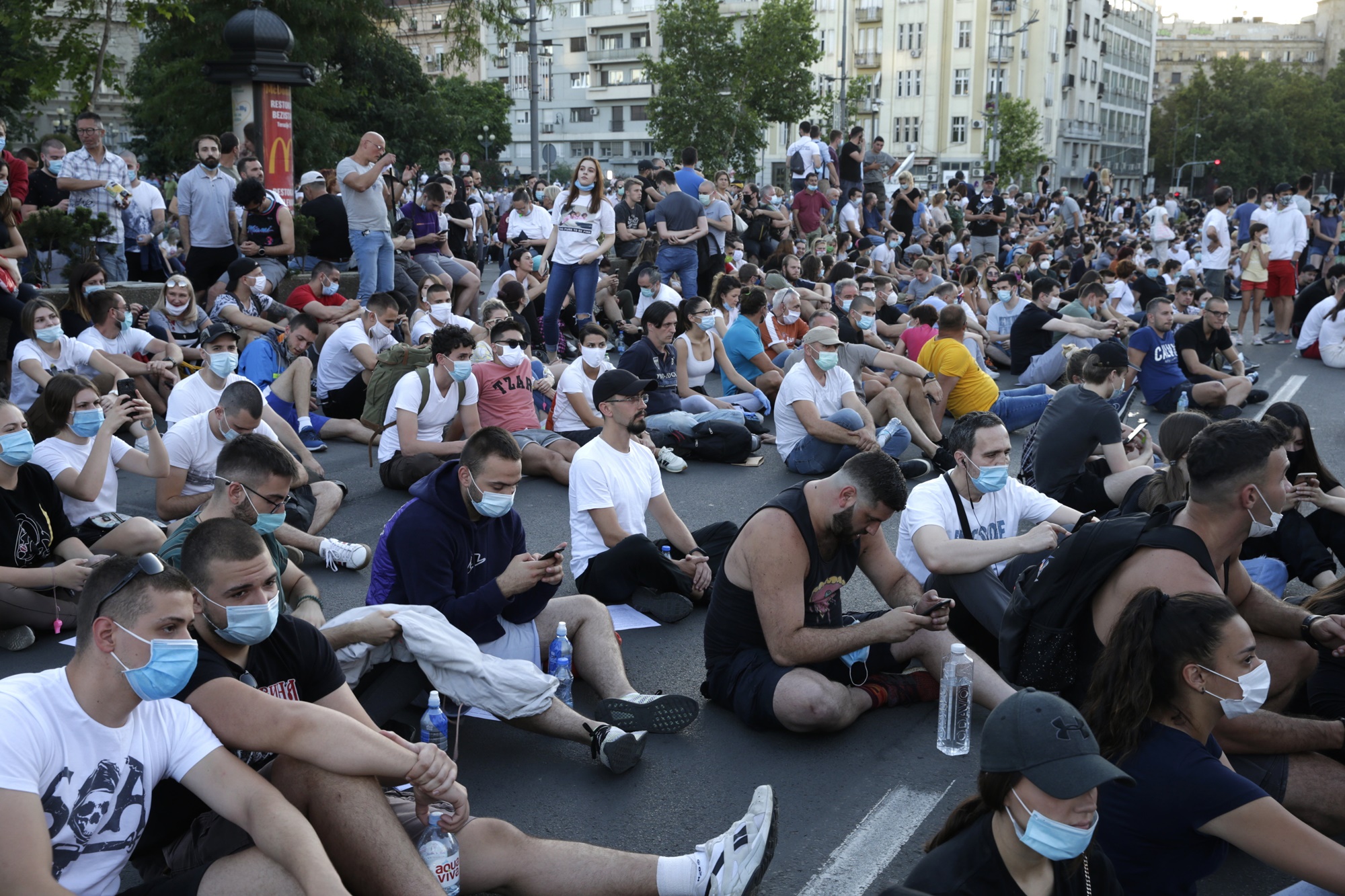 Группа людей для выражения протеста. Сидячая забастовка. Сидячий протест. Белград молодежь. Сербская молодежь.