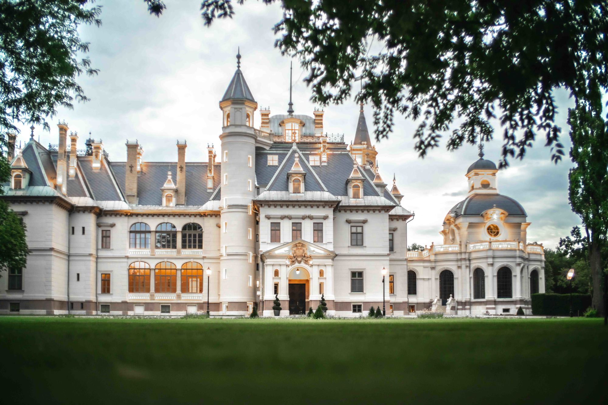 Bemutatták Tiborcz István turai kastélyszállóját a helyieknek | szmo.hu