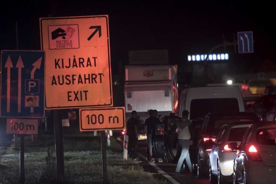 Lezárták Magyarország határait, életbe léptek a ...