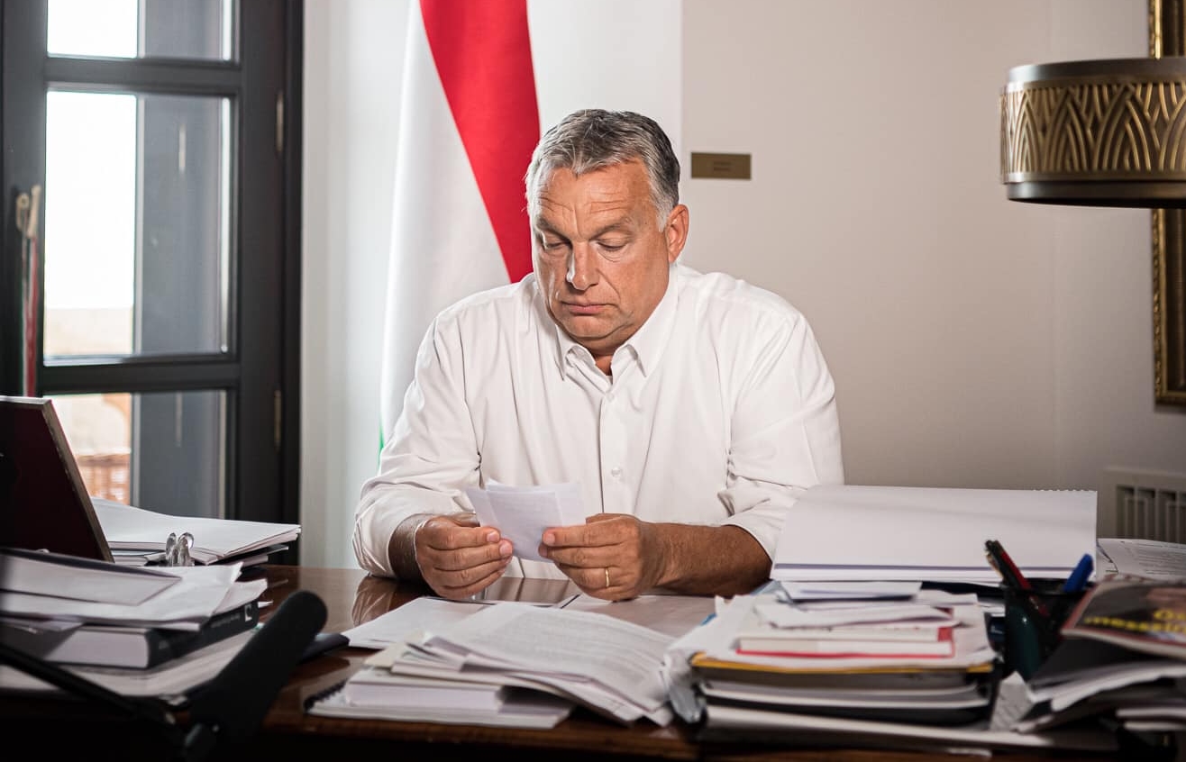 orban-viktor-irodajaban.jpg