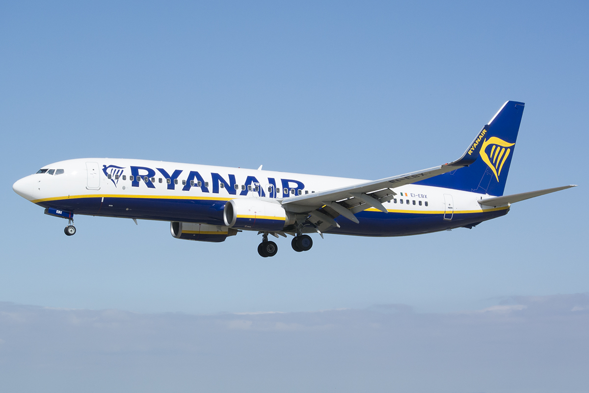 Ryanair_Boeing_737-800_EI-EBX.jpg