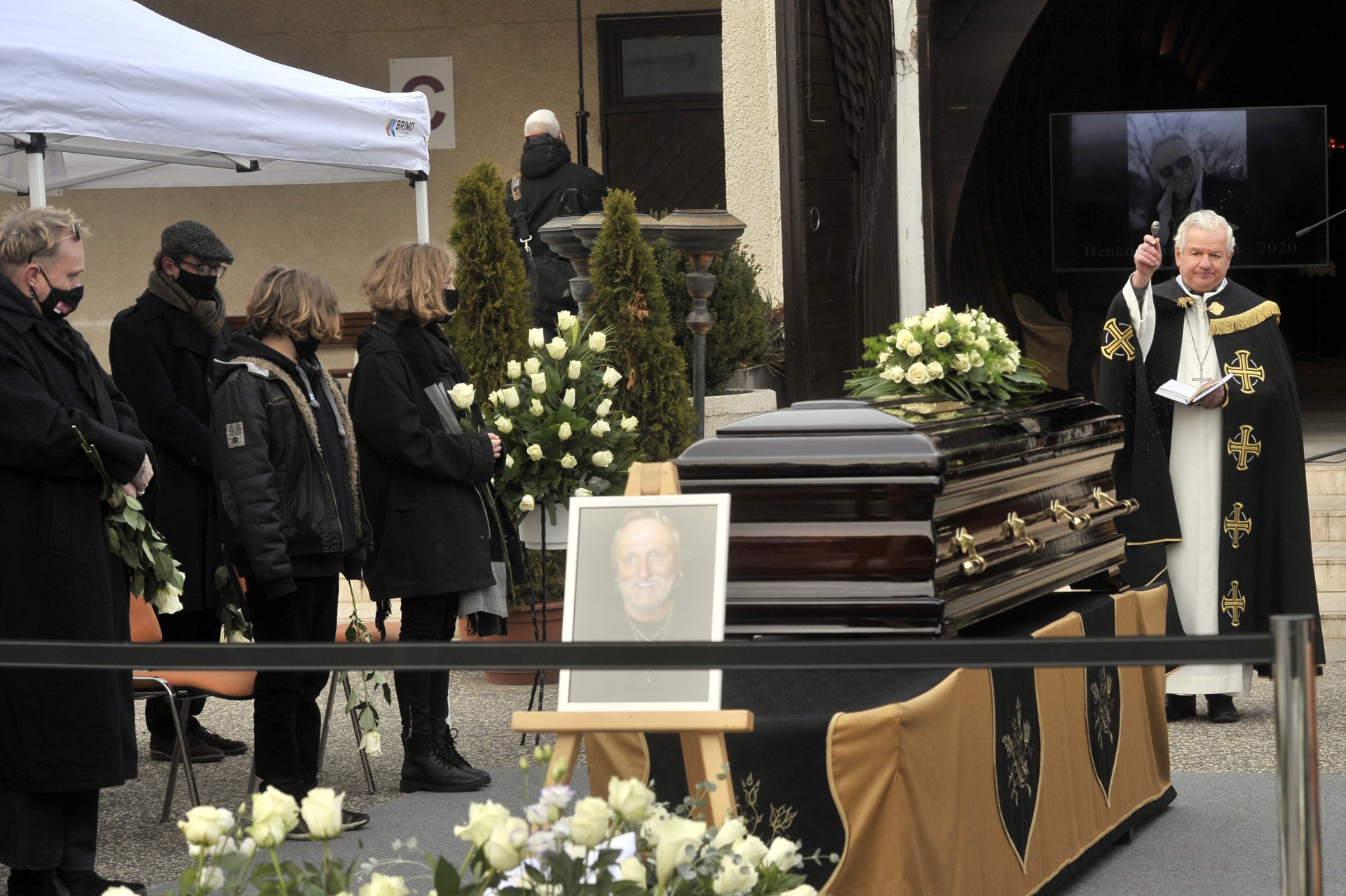 Képeken Benkő László búcsúztatása