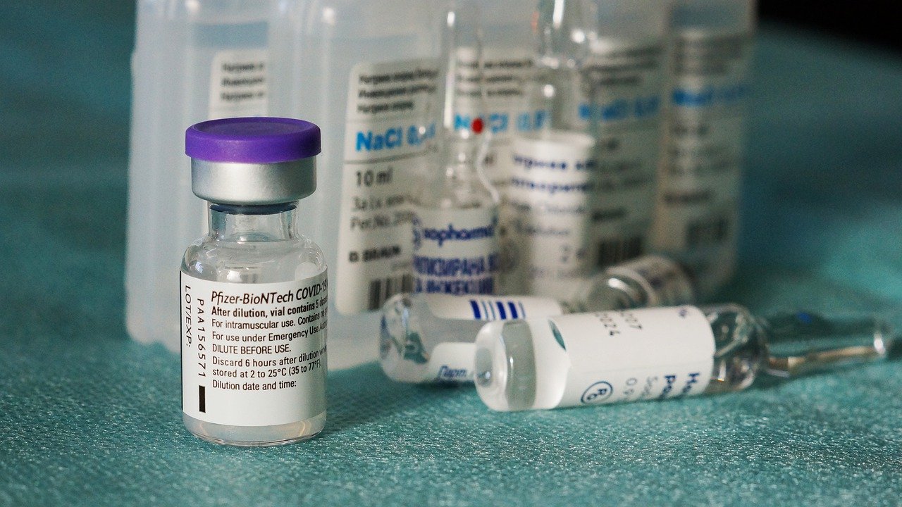 Egy dózis elég lehet a Pfizer/BioNTech-vakcinából azoknak, akik már átestek a koronavíruson