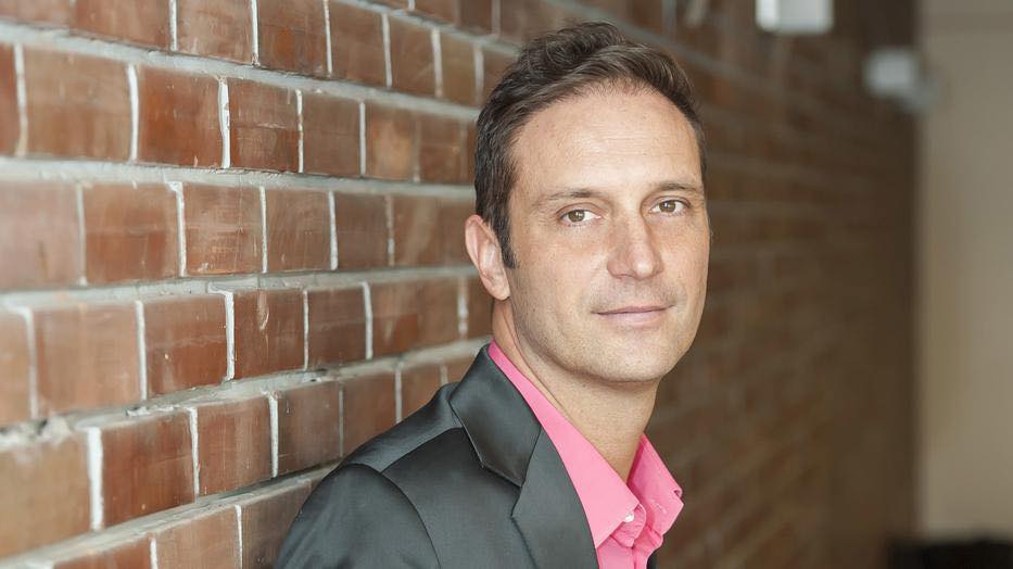 Istvan Zebini: hoy, personas talentosas y talentosas se alinean en la parte superior y en la espalda con las caras más grandes