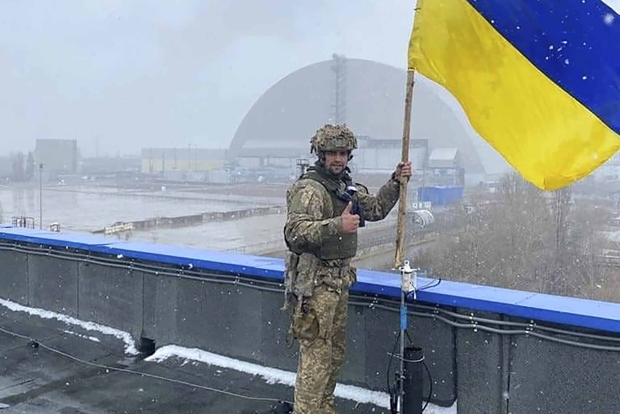 Почему ушли войска из киева. Украинские военные с флагом. Украинский солдат с флагом. Флаг ВСУ.