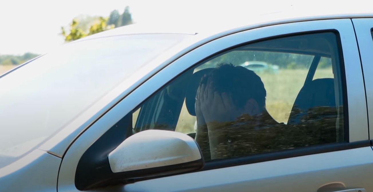 Emberkísérlet videón – kipróbáltuk, meddig lehet a napon felforrósodott autóban kibírni