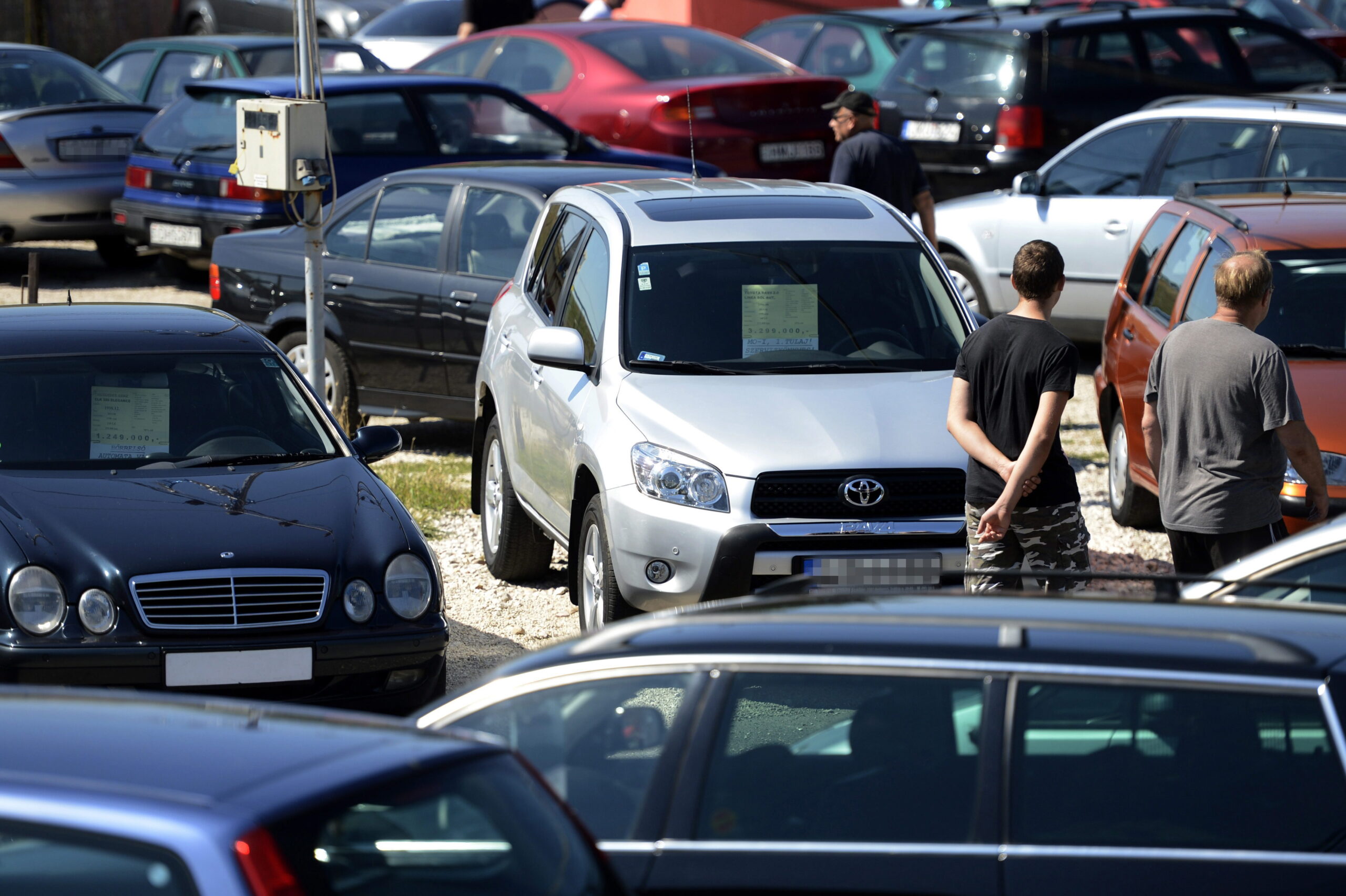 Továbbra is az importált használt autókat veszik a magyarok, mert sokat kell várni az újra | szmo.hu