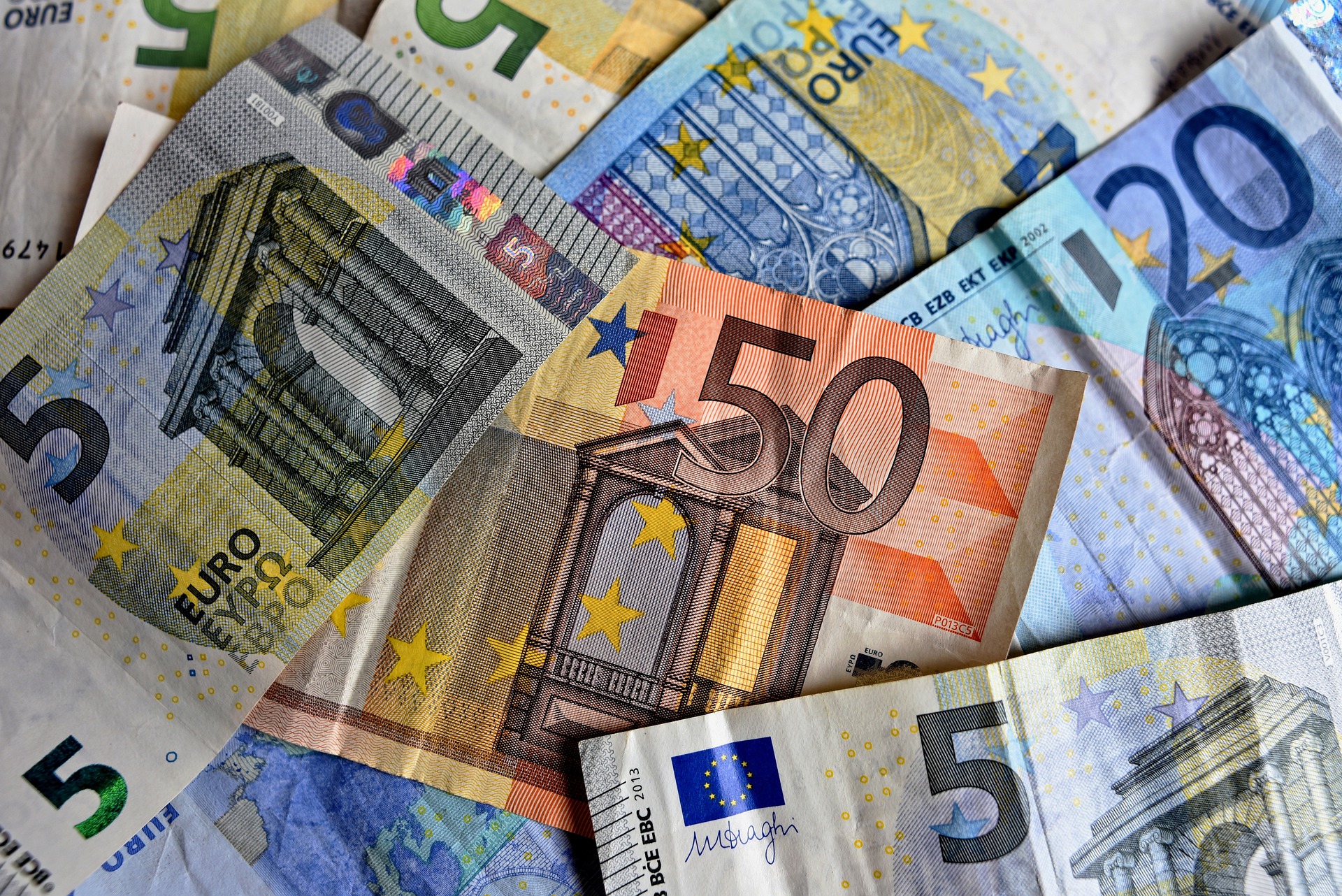 422 forintról rántották vissza a történelmi mélyponton lévő eurót