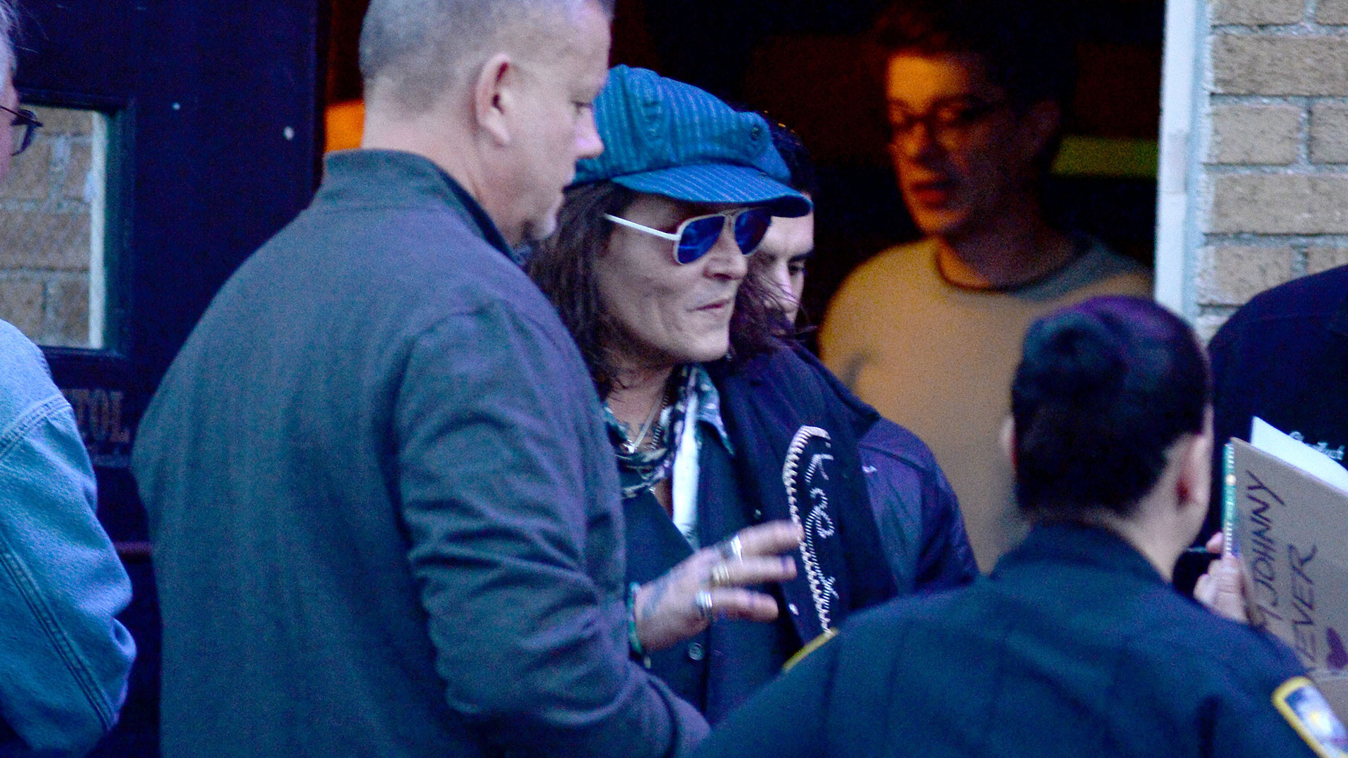 Johnny Depp se volvió casi desconocido tras afeitarse la barba y el bigote