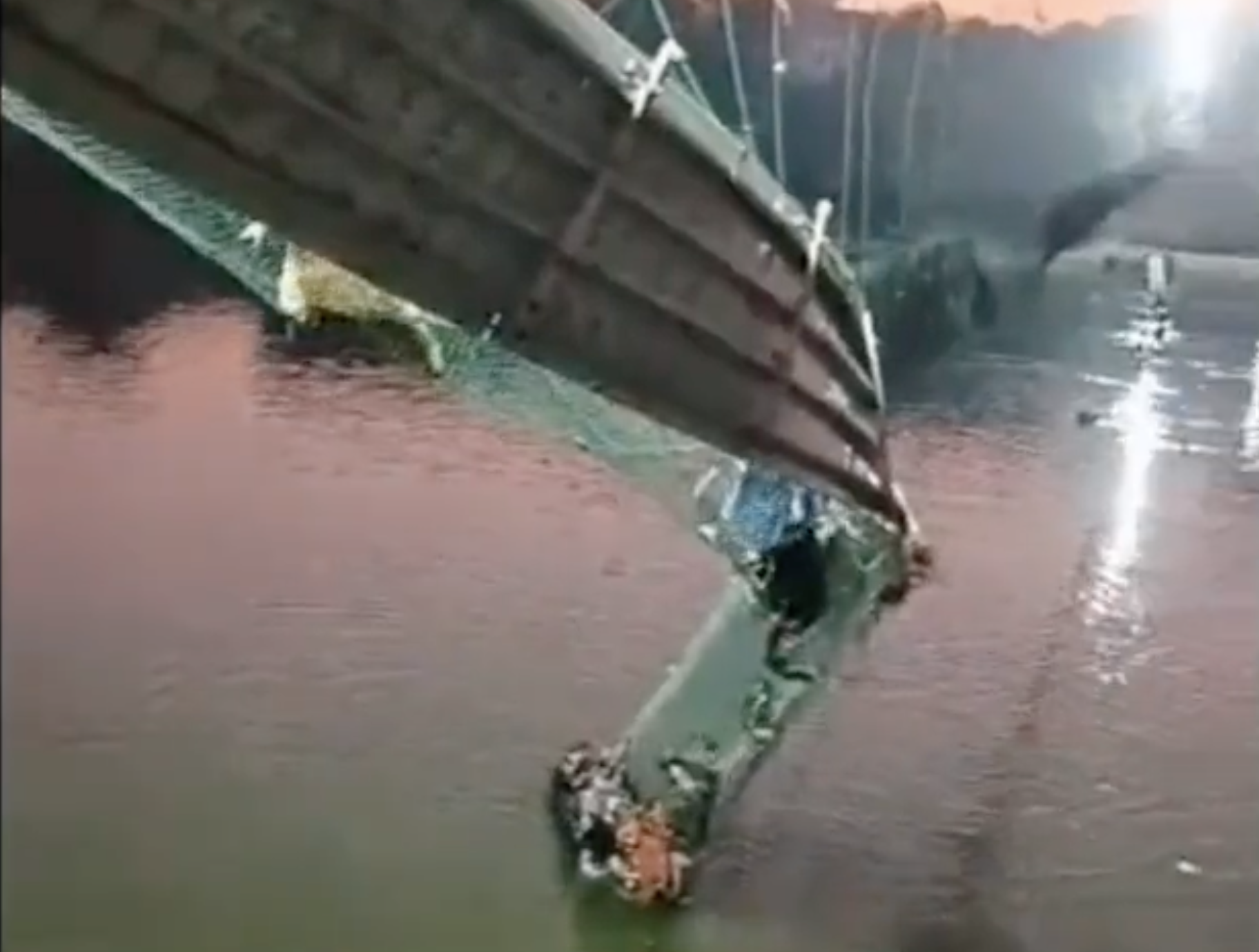 Видео обрушения моста. Обрушении пешеходного моста в Индии. Катастрофа мост. Мост обрушился.