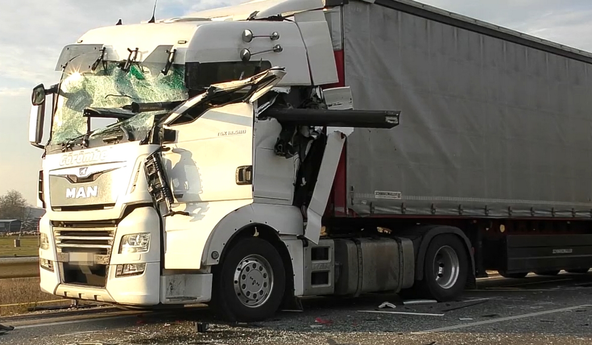Vérfagyasztó baleset: centiken múlt a sofőr élete, kis híján átdöfte a kamionjába fúródó daru | szmo.hu