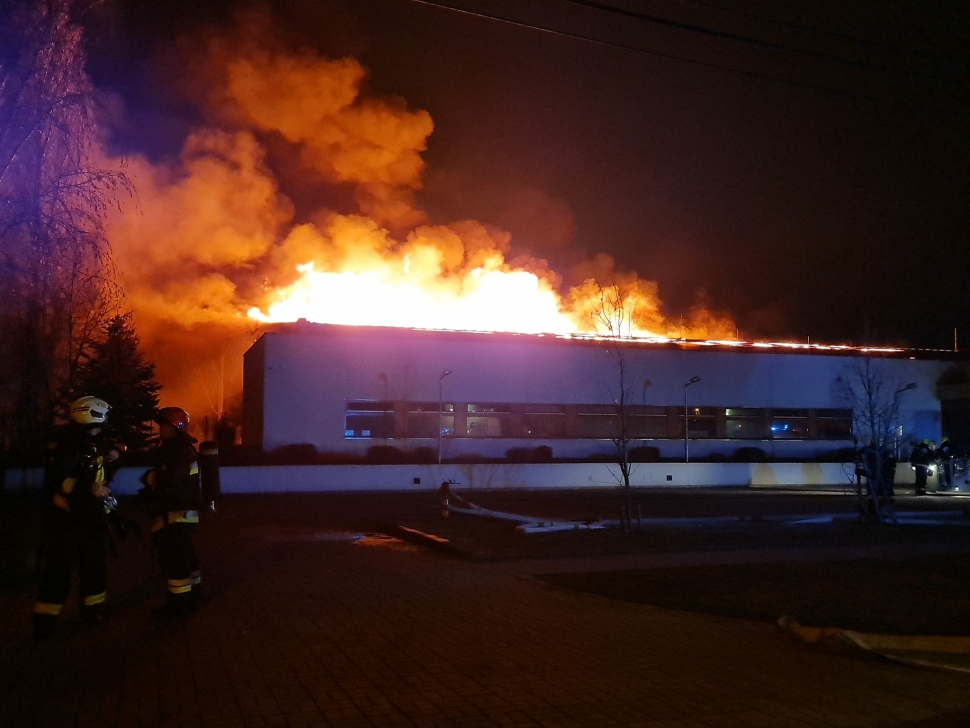 leégett egy uszoda tetőszerkezete hajnalban budapesten szmo hu