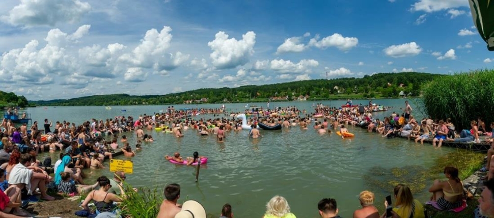 A Fishingen lehetőség van a strandolásra is az Orfűi tóban