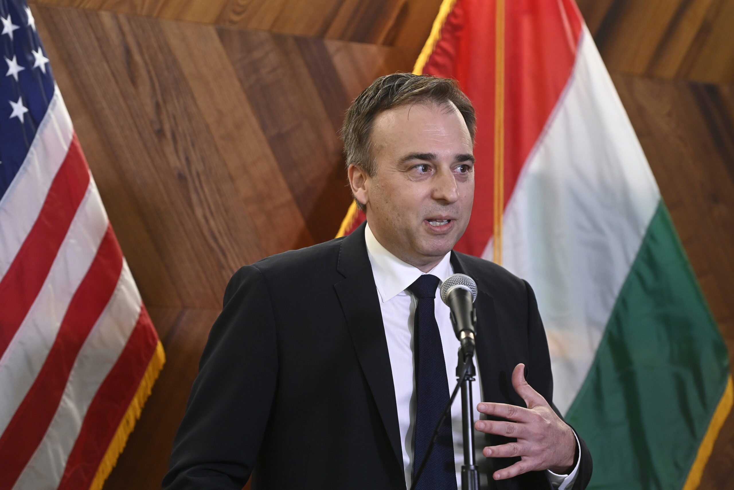 „Mi a béke pártján állunk” – írta a magyar kormány az USA nagykövetének sajtótájékoztatójára, aki nem beszélt a háborúról