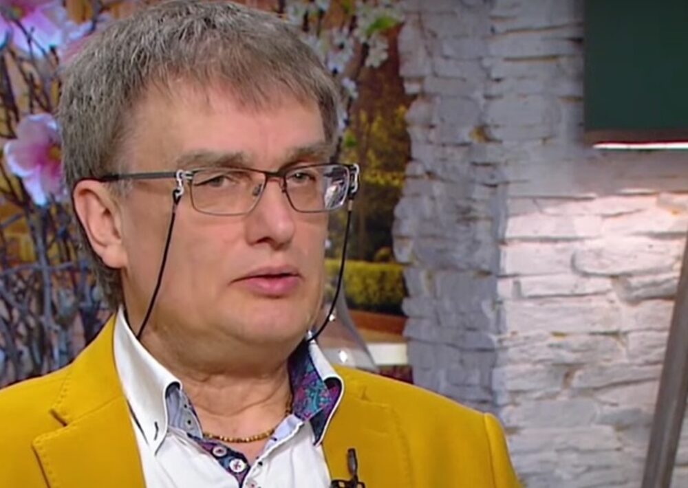Díjat kapott az oltásellenes, vírusszkeptikus orvos, majd az elismerést kiosztó cég elhatárolódott a nyilatkozataitól | szmo.hu