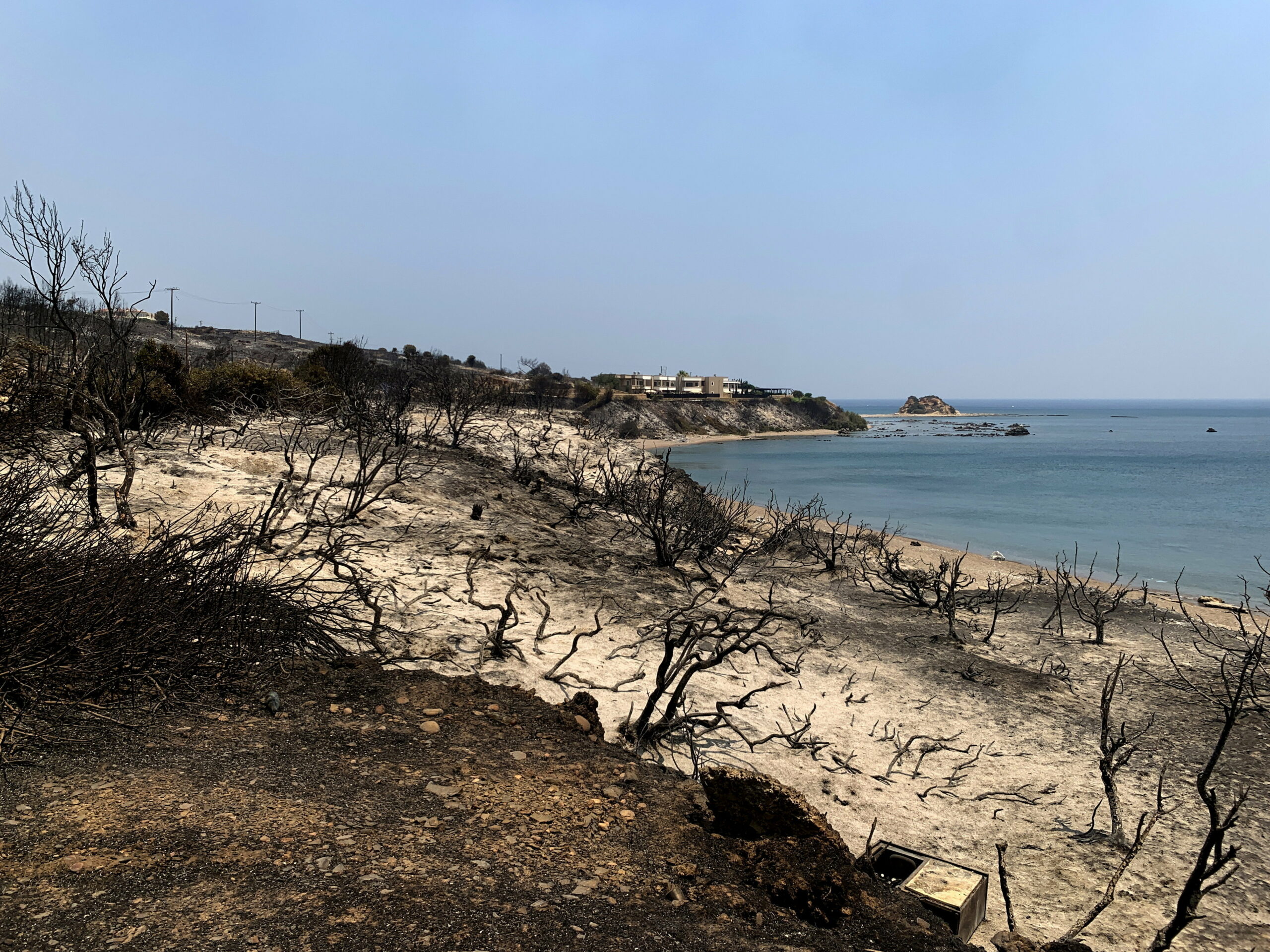 «Όλα κάηκαν τρομερά εκεί» – Ούγγροι τουρίστες στη Ρόδο αναφέρουν κολασμένες συνθήκες