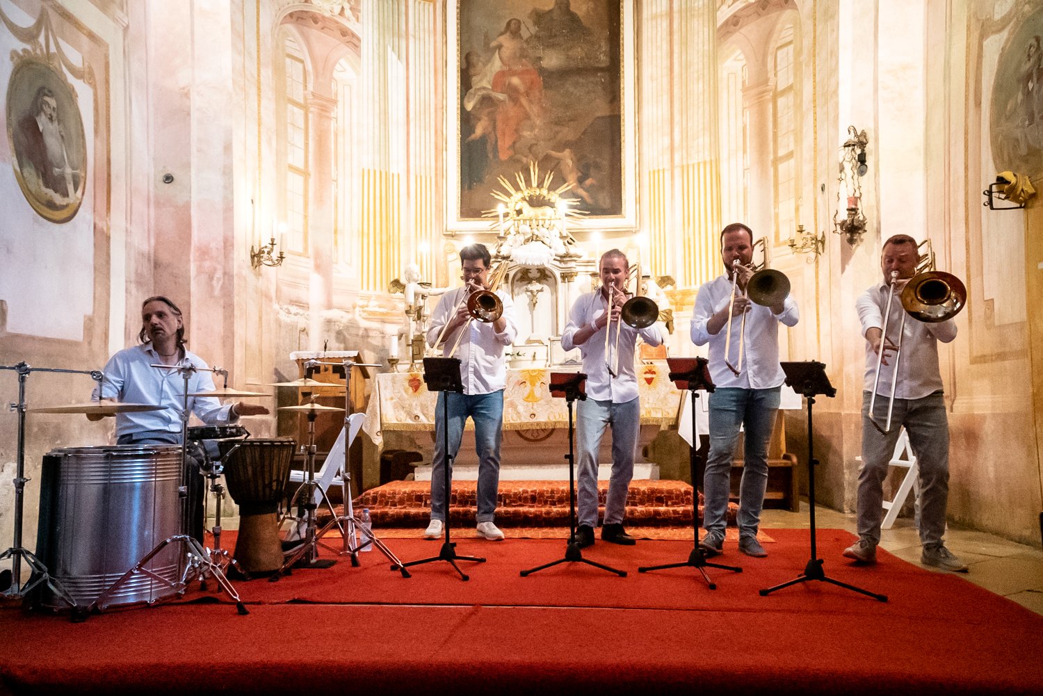 “Sometimes the orchestra marches out from the altar into the center of the church with noble simplicity” – Serious Music in the Valley of the Arts