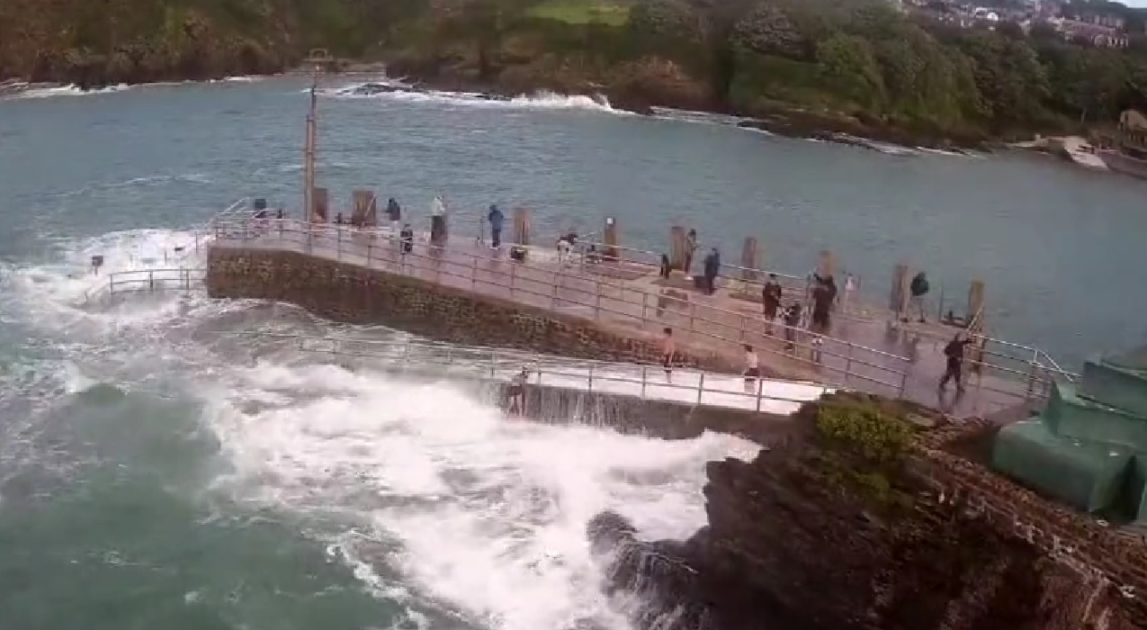 Biztonsági kamerák rögzítették, ahogy egy kislányt a háborgó tengerbe ránt egy hatalmas hullám | szmo.hu