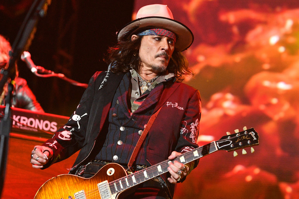 „Szeretlek, Johnny!” – Johnny Depp sikoltozó rajongók között vonult végig a budai Várban