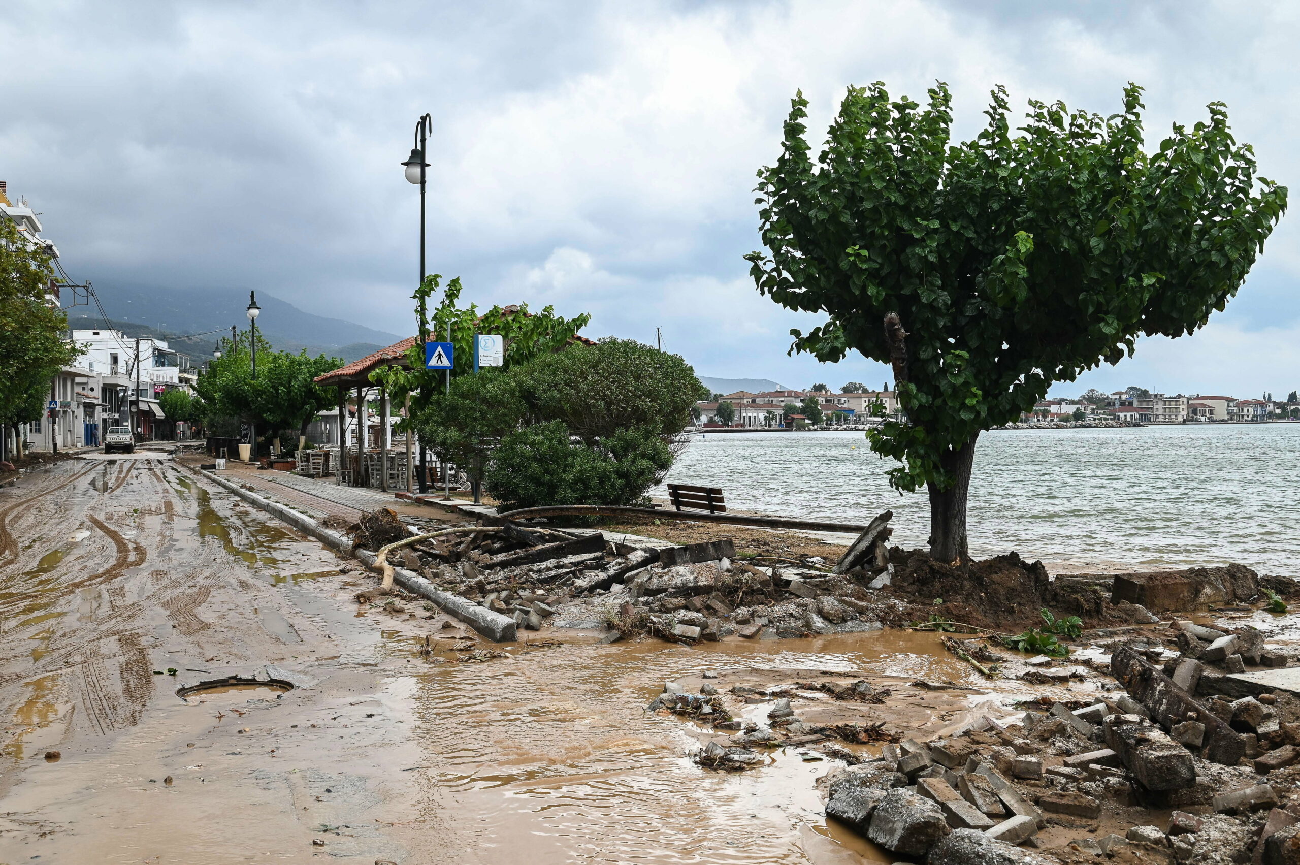 Μετά τις δασικές πυρκαγιές, τώρα είναι ο κυκλώνας Δανιήλ που καταστρέφει την Ελλάδα – βίντεο