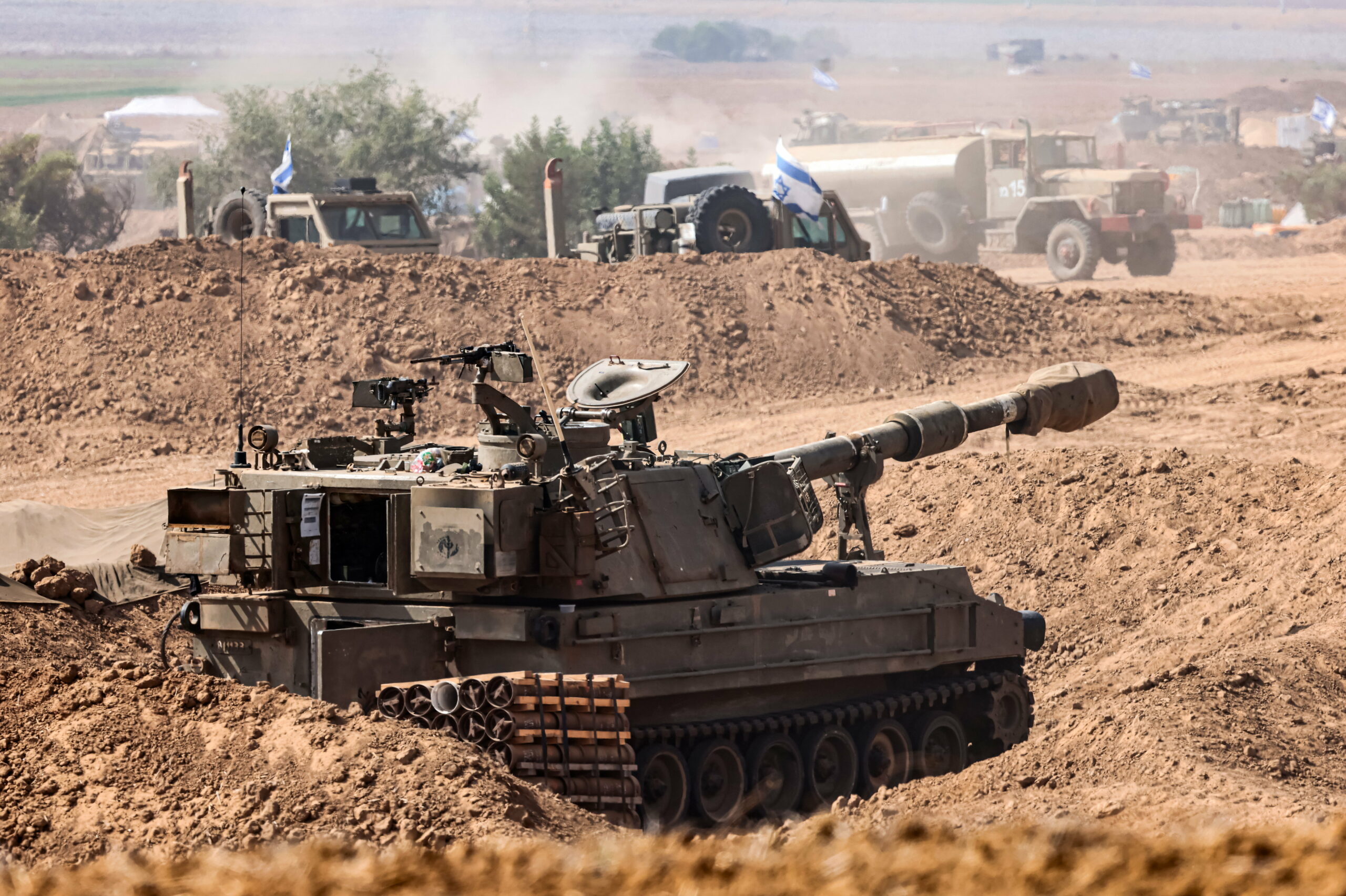 Tankokkal tört be Gázába az izraeli hadsereg, videón a rajtaütés | szmo.hu
