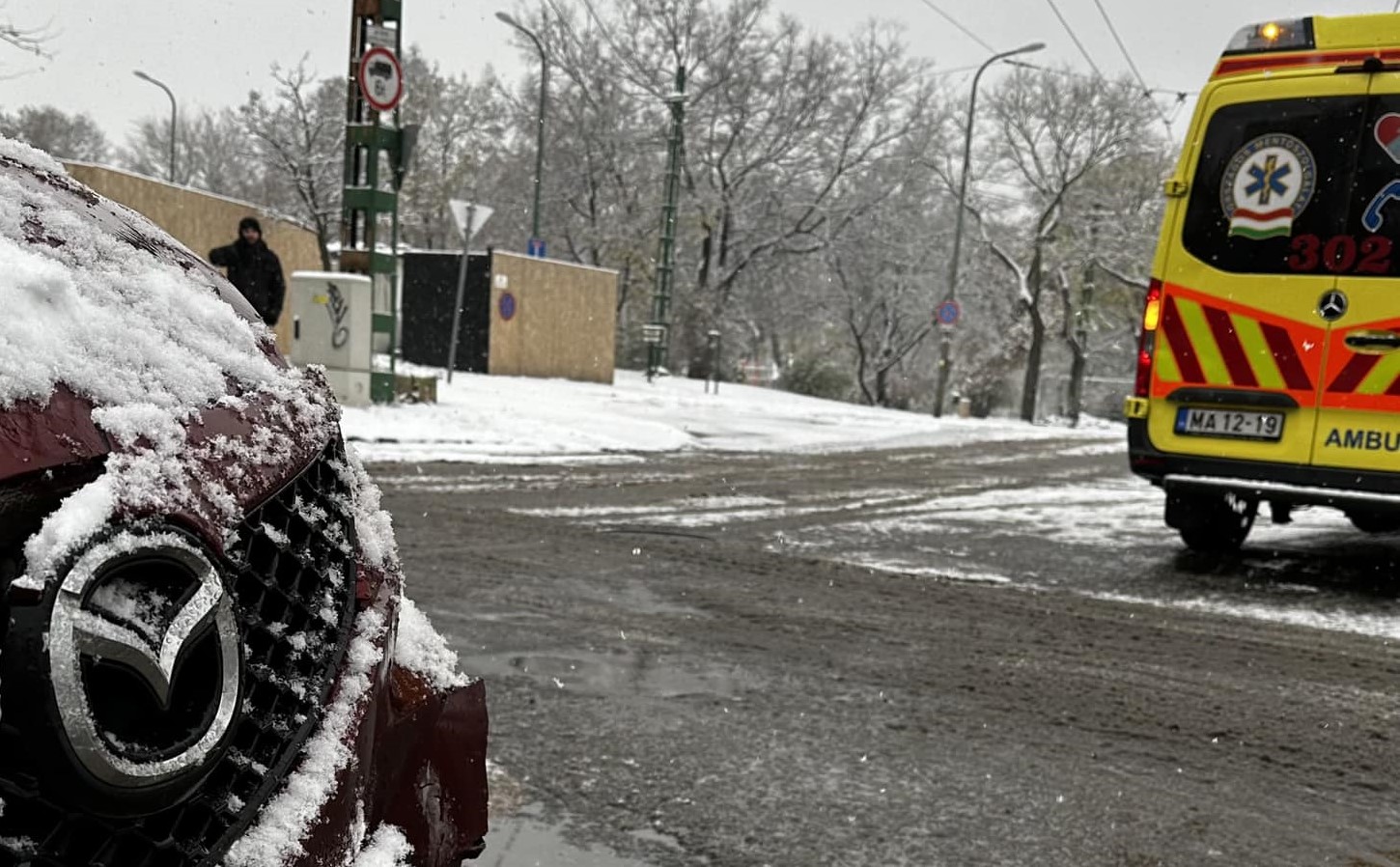 Havazás Budapesten: egy gyereket szállító mentőbe rongyolt bele egy autó Zuglóban