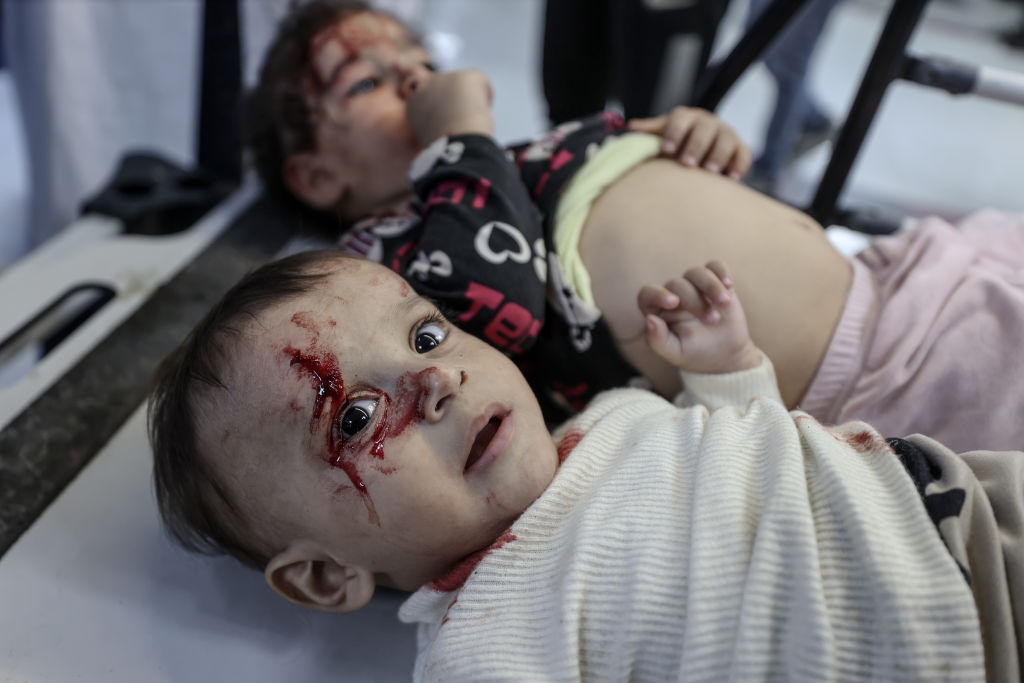 Gyerekek szemében a háború – rendkívül megrázó képek a gázai kórházakból