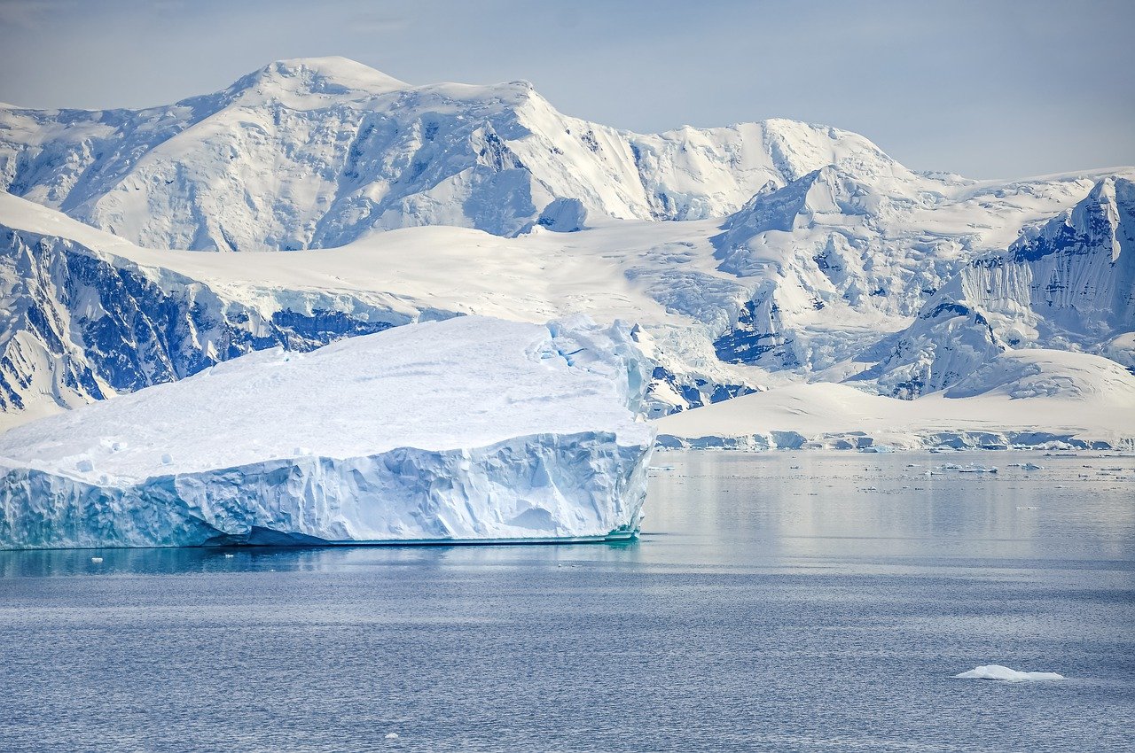 A világ legnagyobb jéghegye sodródni kezdett az Antarktisz vizein – komoly bajokat okozhat az ezermilliárd tonnás...