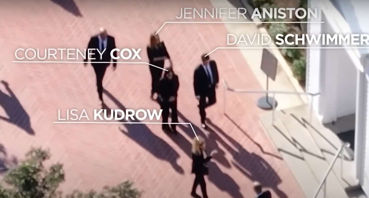 Megható fotókon Matthew Perry temetése: mind az öt „jóbarát” jelen volt
