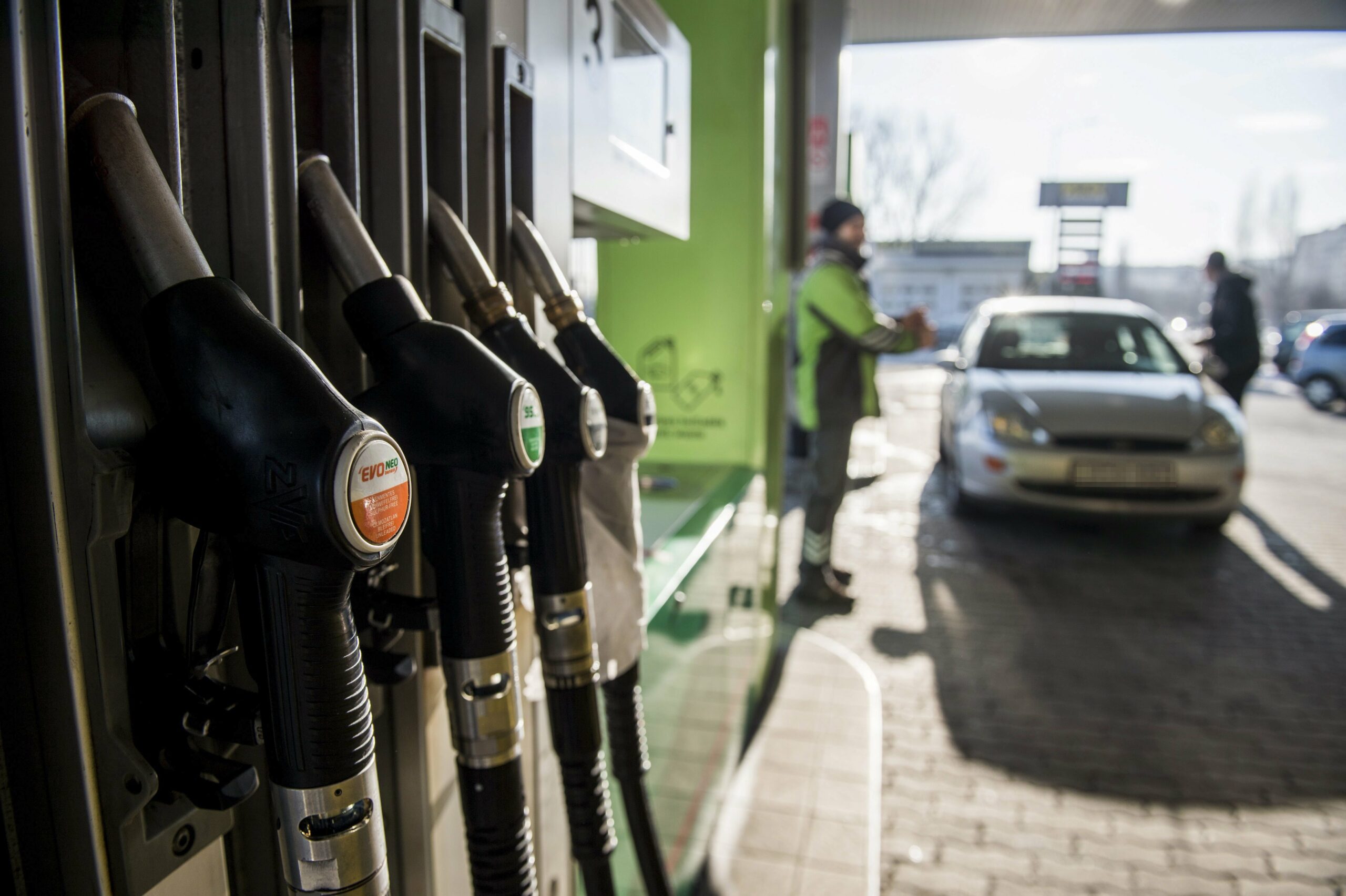 Gulyás Gergely: Ha a kereskedők önként nem viszik le a benzin árát, a kormány lépni fog
