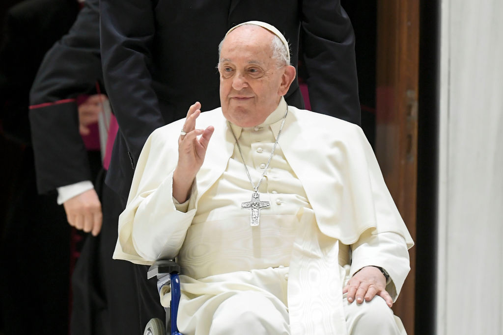 „Megfáztam egy kicsit” – kórházba vitték Ferenc pápát