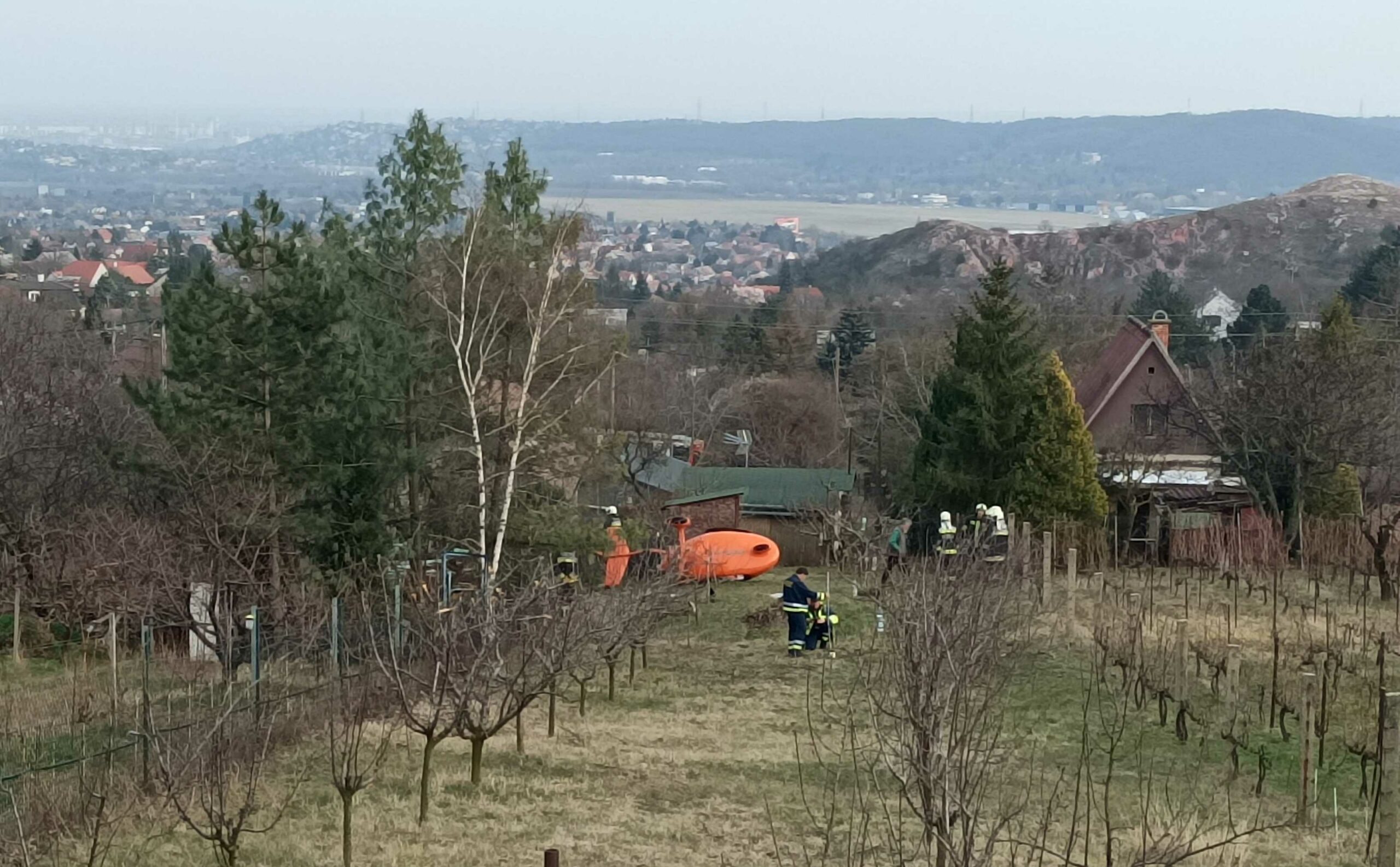 Látványos baleset: magánház udvarába zuhant egy vitorlázórepülő Budaörsön
