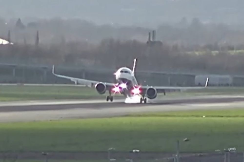Videón, ahogy a British Airways pilótái élet-halál harcot vívnak a széllel a londoni reptéren