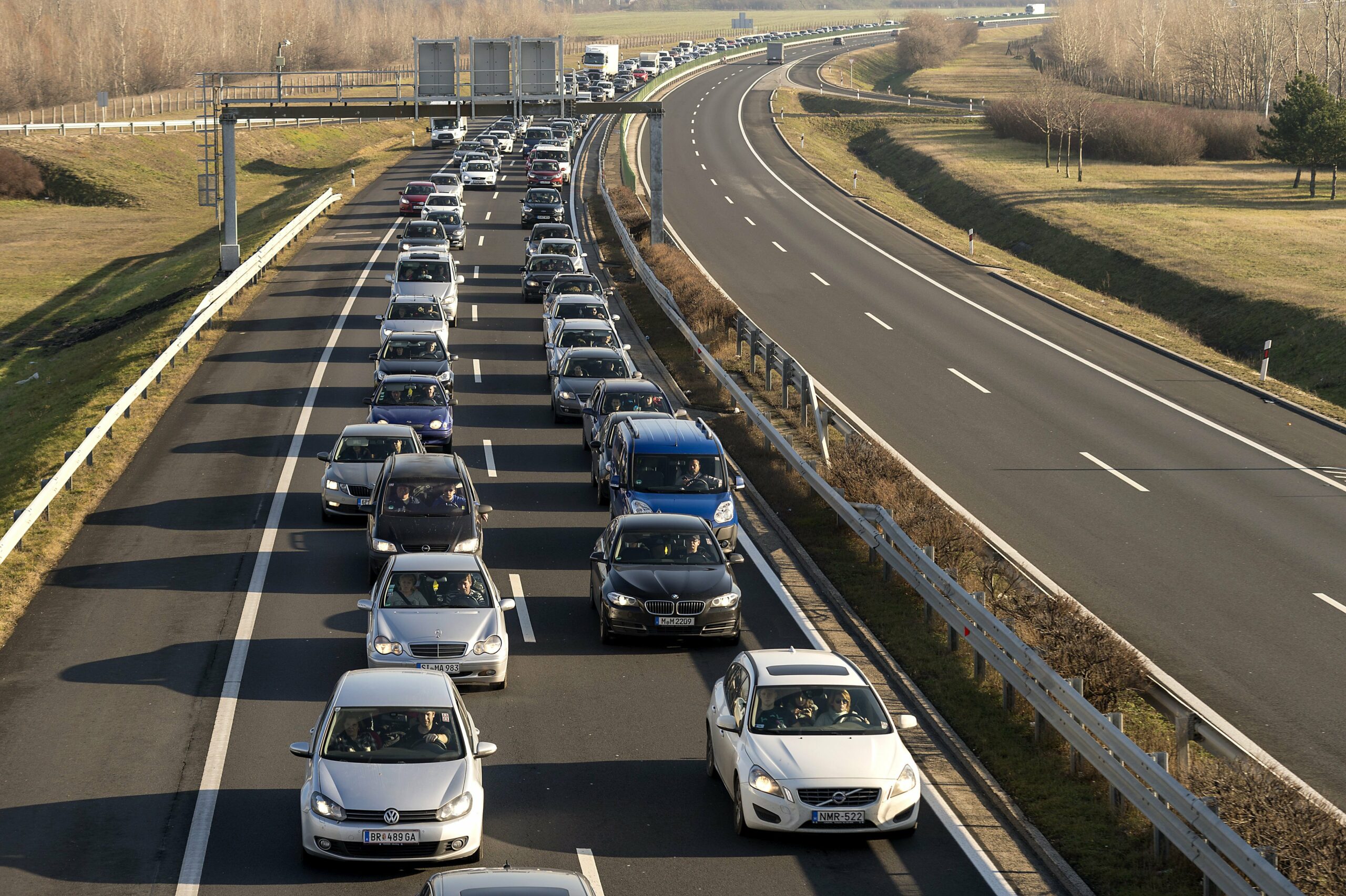 Hatalmas dugók vannak az autópályákon, több kilométeren állnak vagy araszolnak az autók a húsvéti hosszú hétvégén