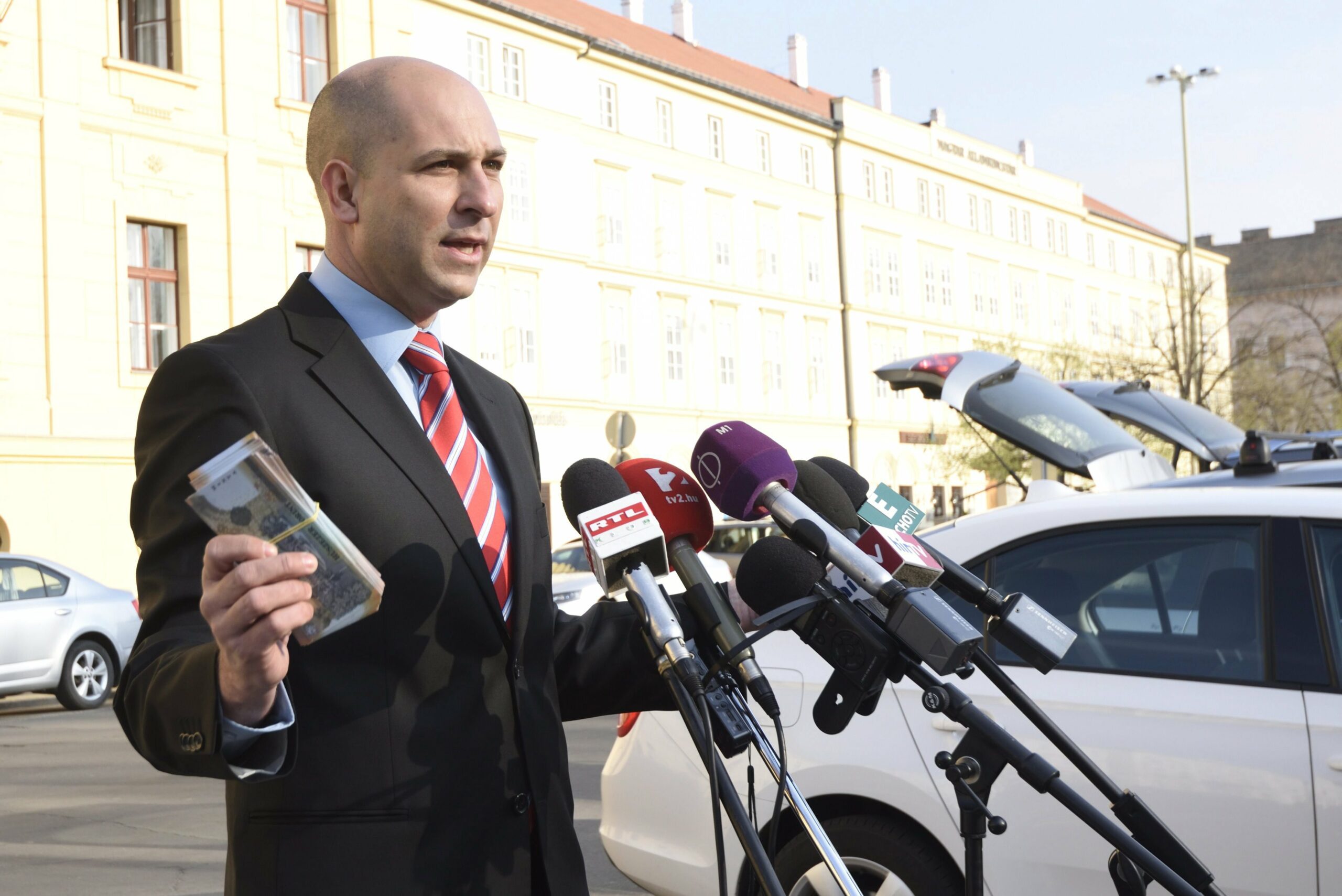 Botrány a Völner-Schadl ügy tárgyalásán! Kiürítették a termet, mert bejutott a balhéiról ismert Szabó Bálint