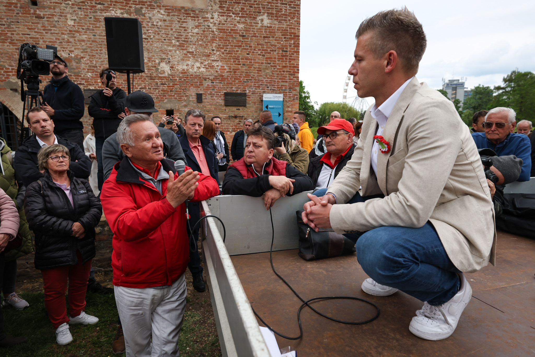 Fotók Magyar Péter országjárásáról – a résztvevőkkel is szóba elegyedett a TISZA Párt politikusa Gyulán